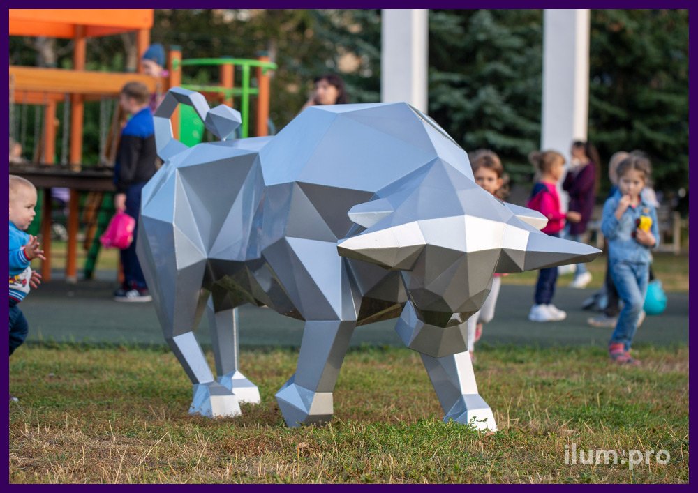 Стальная полигональная фигура быка на детской площадке в парковой зоне