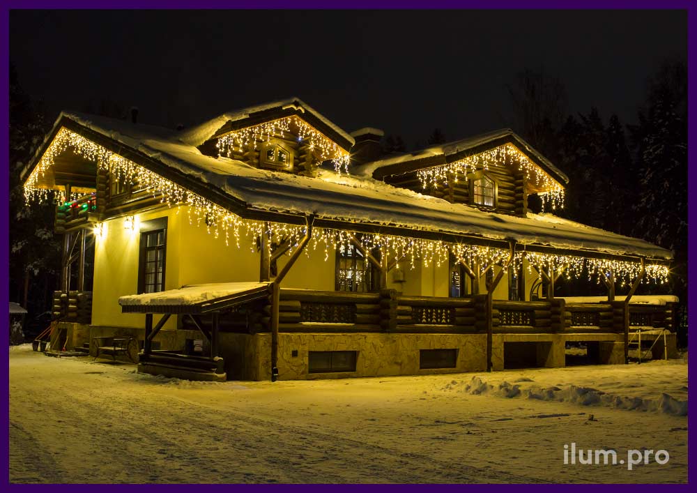 Новогодняя подсветка частного дома в Иваново тёпло-белыми гирляндами бахрома