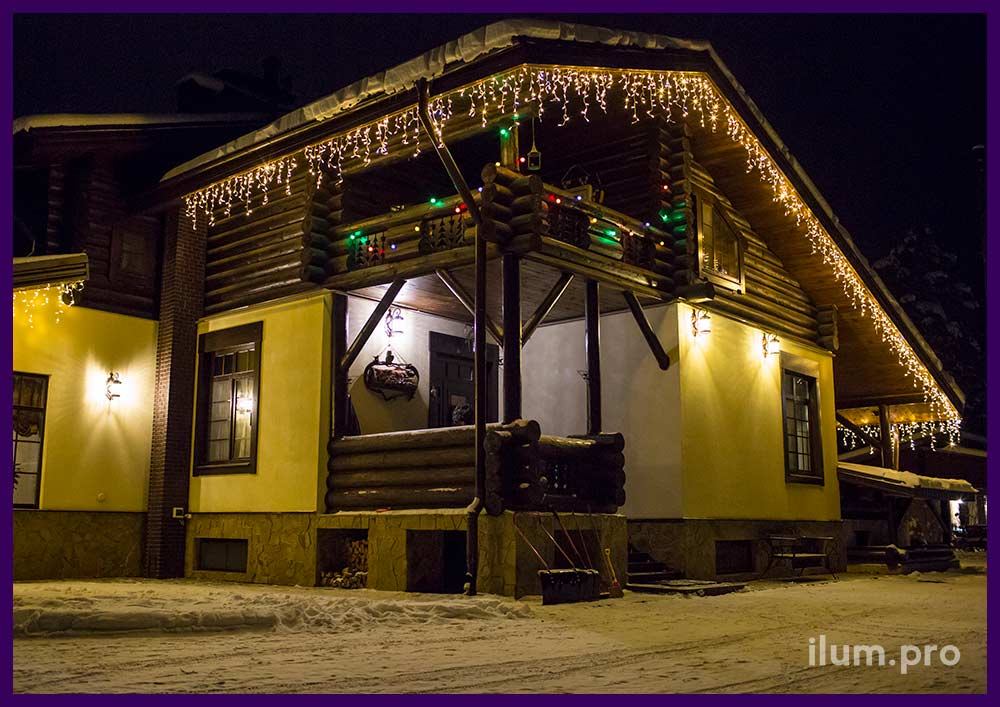 Новогоднее украшение частного дома в Ивановской области уличными гирляндами тёплых оттенков
