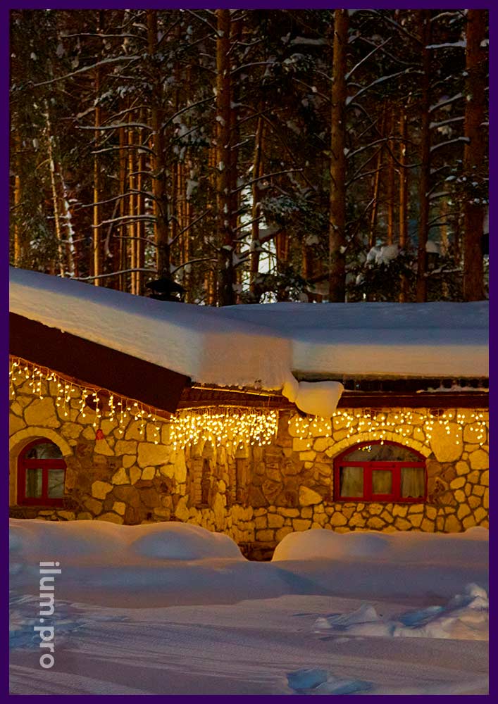 Подсветка крыши дома в парк-отеле гирляндой с защитой от дождя и снега