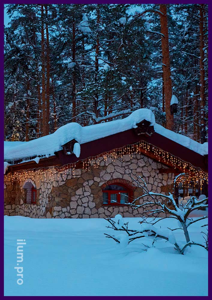 Светодиодная бахрома тёпло-белого цвета для украшения крыши в парк-отеле на Новый год