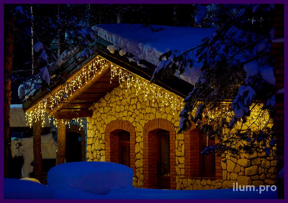 Подсветка дома в парк-отеле светодиодными гирляндами тёплых оттенков