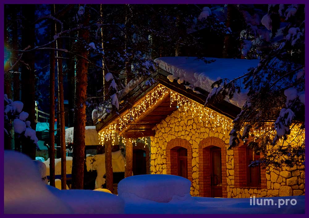 Гирлянда бахрома тёпло-белого цвета - подсветка крыши дома на Новый год