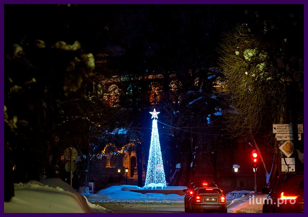 Бюджетное украшение города на Новый год - уличная ёлка из белых гирлянд со звездой