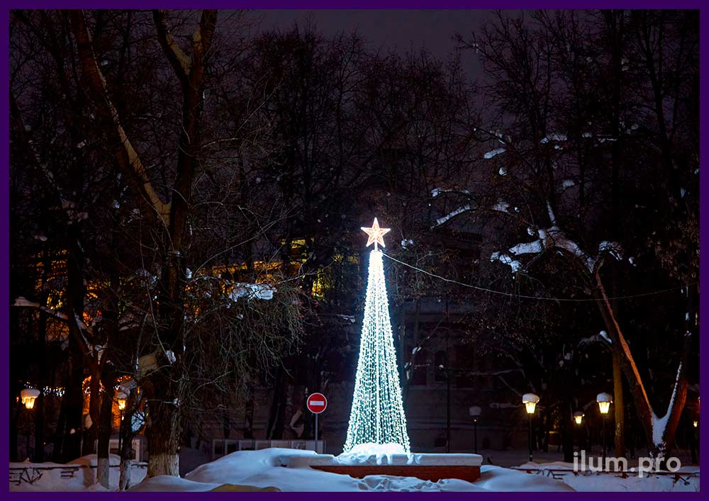 Новогоднее украшение территории белой светодиодной ёлкой со звездой на макушке