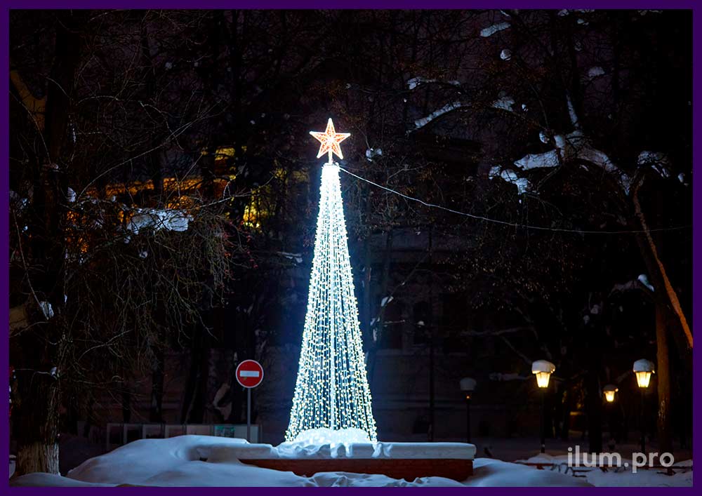 Белая ёлка с красной звездой - украшение площади на Новый год
