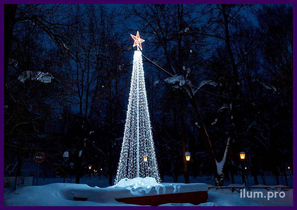 Белая ёлка с красной звездой из иллюминации для украшения площади у музея на новогодние праздники