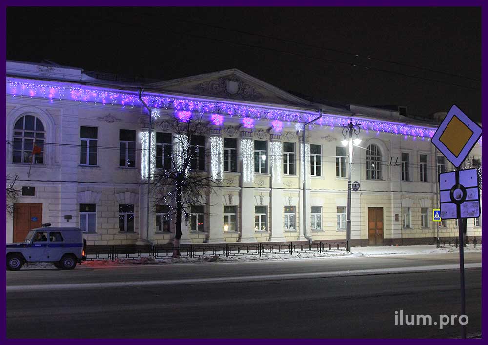 Сине-белая бахрома и светодиодные занавесы со снежинками на фасаде здания во Владимирской области