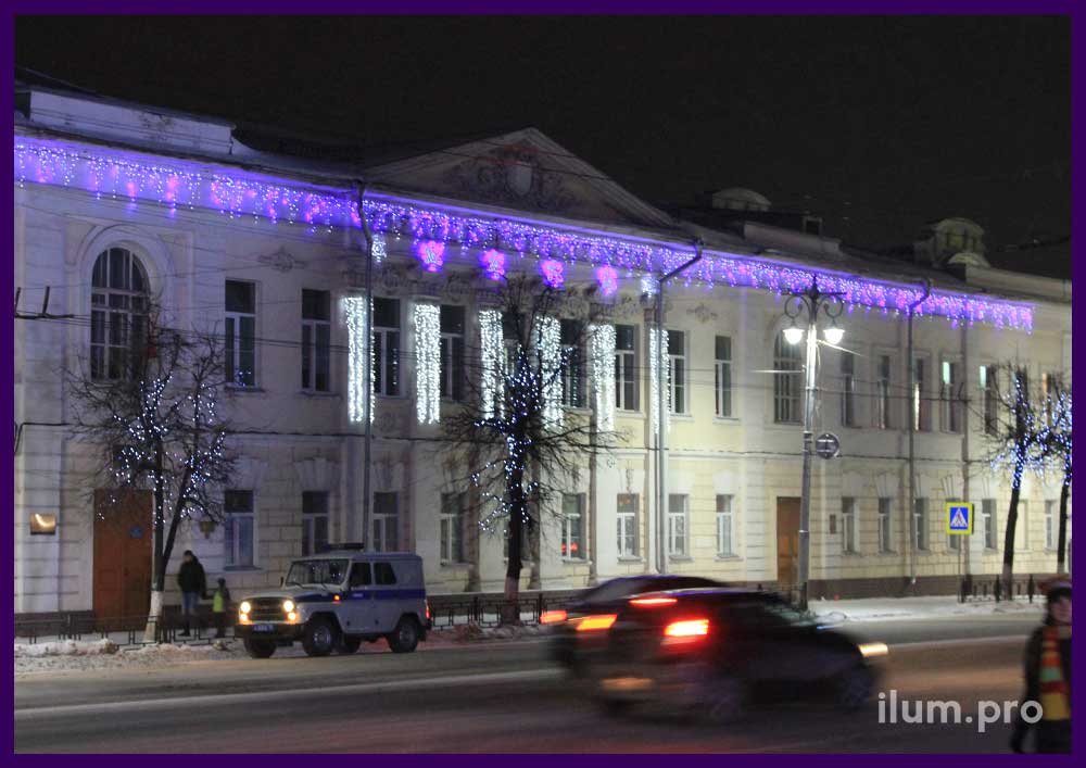 Украшение гирляндами, дождями и светодиодными снежинками фасада школы во Владимире