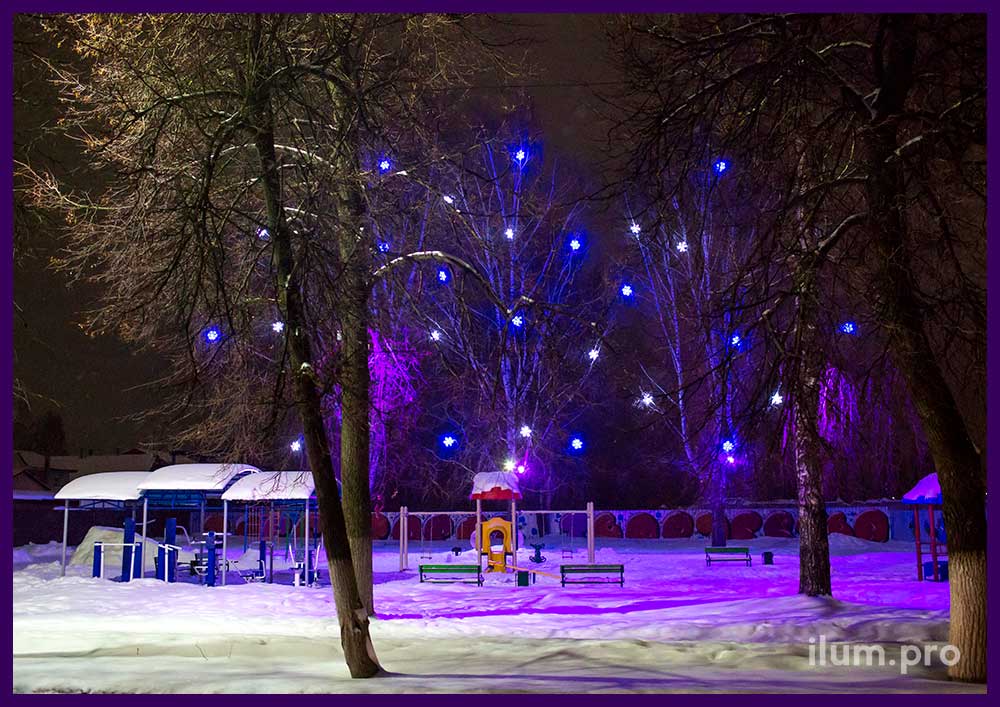 Украшение деревьев на Новый год светодиодными снежинками белого и синего цветов