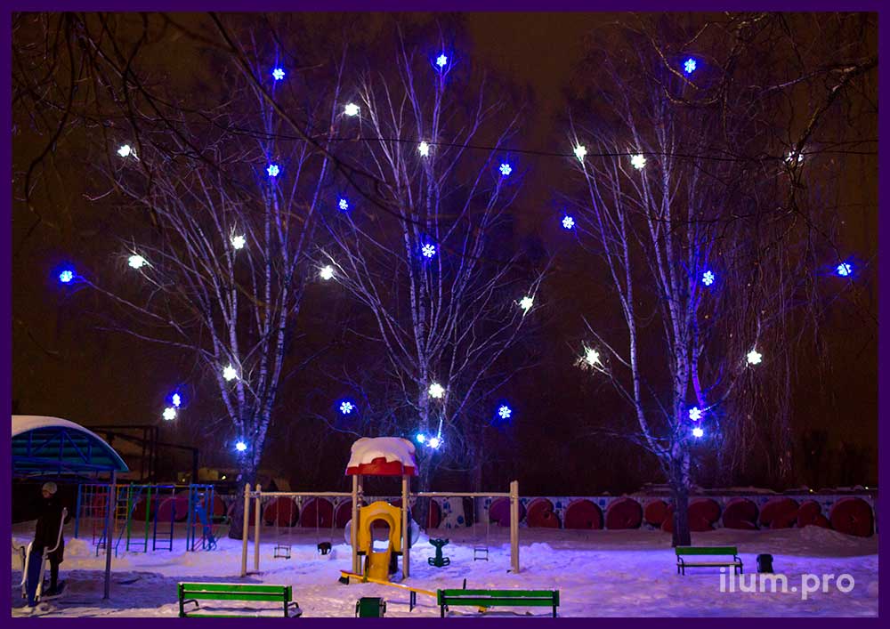 Подсветка деревьев на детской площадке на Новый год иллюминацией и RGB прожекторами