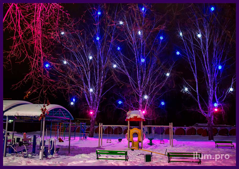 Новогодняя иллюминация для деревьев - разноцветные снежинки и прожекторы с защитой IP65