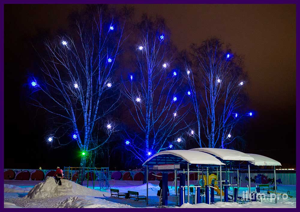 Уличные светодиодные снежинки на деревьях - украшение детской площадки на Новый год