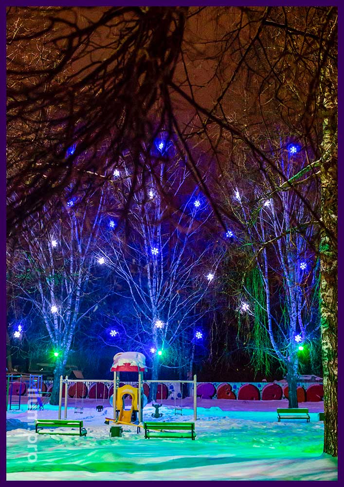 Новогодняя иллюминация для деревьев, а также разноцветные прожекторы RGB