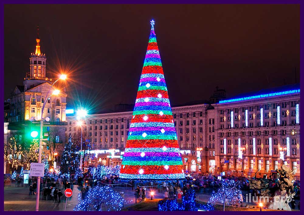 Ёлка светодиодная с гирляндами разных цветов на Новый год на городской площади
