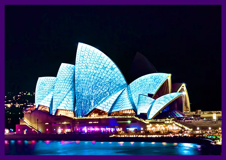 Сиднейский фестиваль света с разноцветными проекциями на здания
