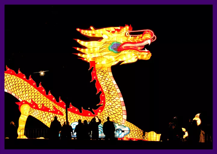 Светящийся дракон на площади - арт-объект гигантский