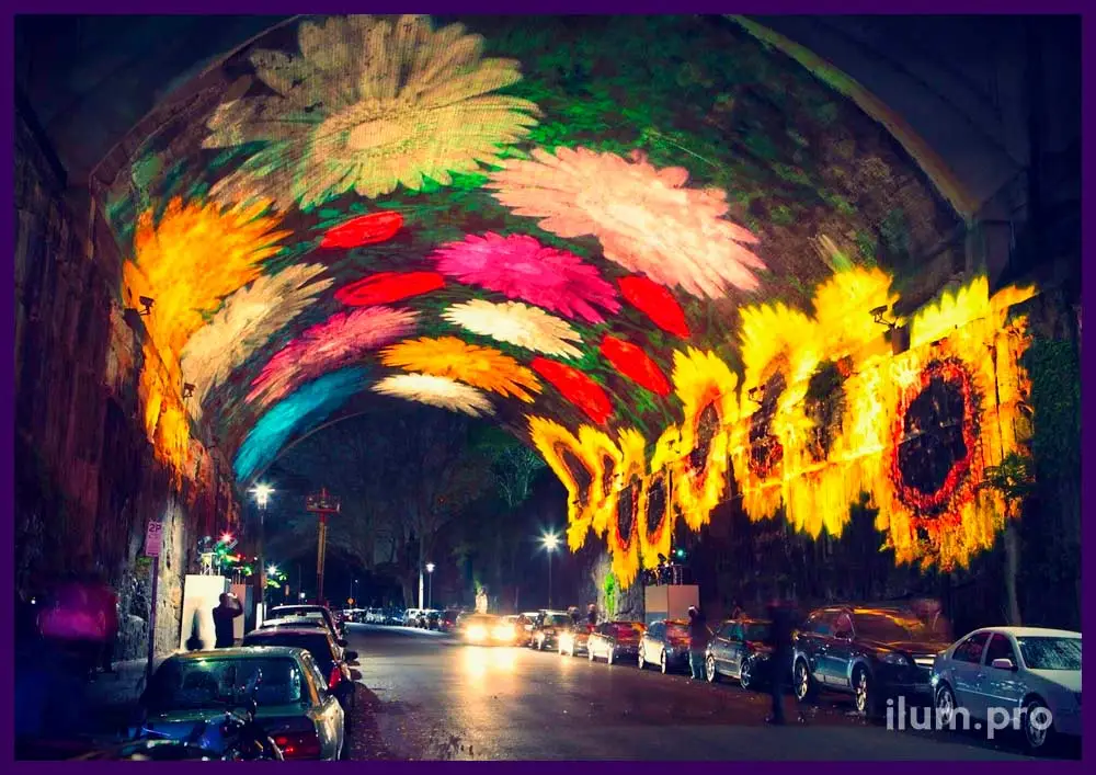 Разноцветная GOBO проекция в тоннеле на фестивале света