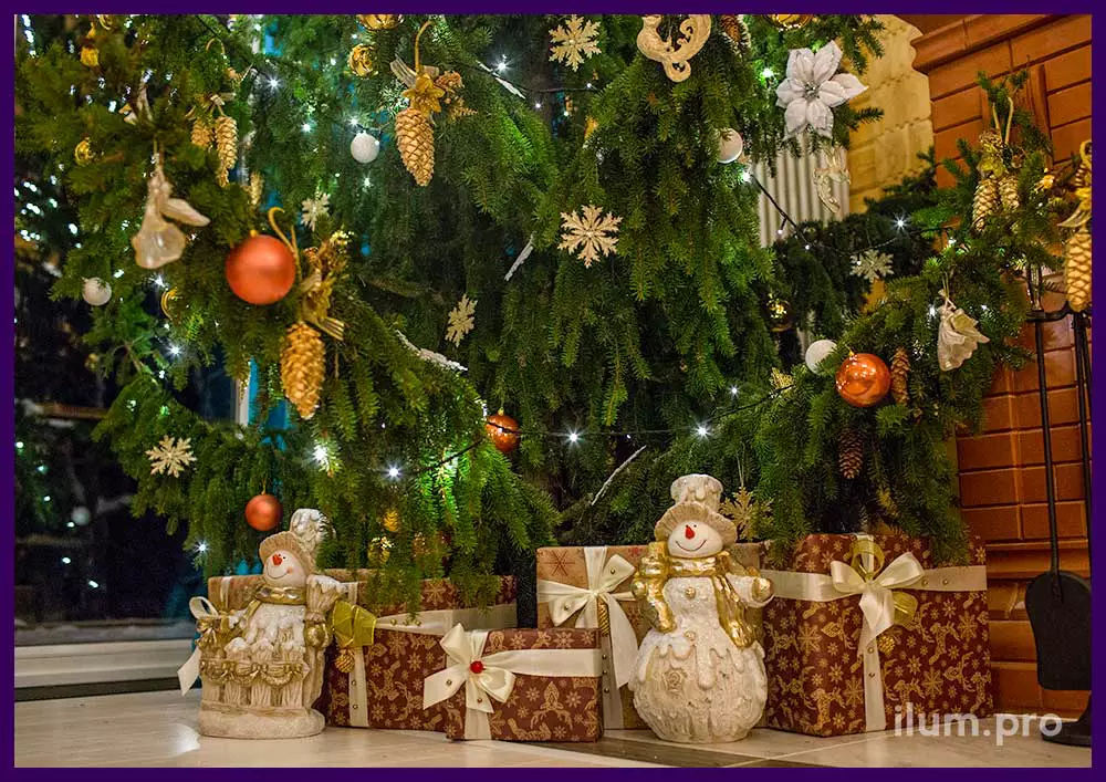 Украшение гирляндами и декором вокруг новогодней ёлки в частном доме