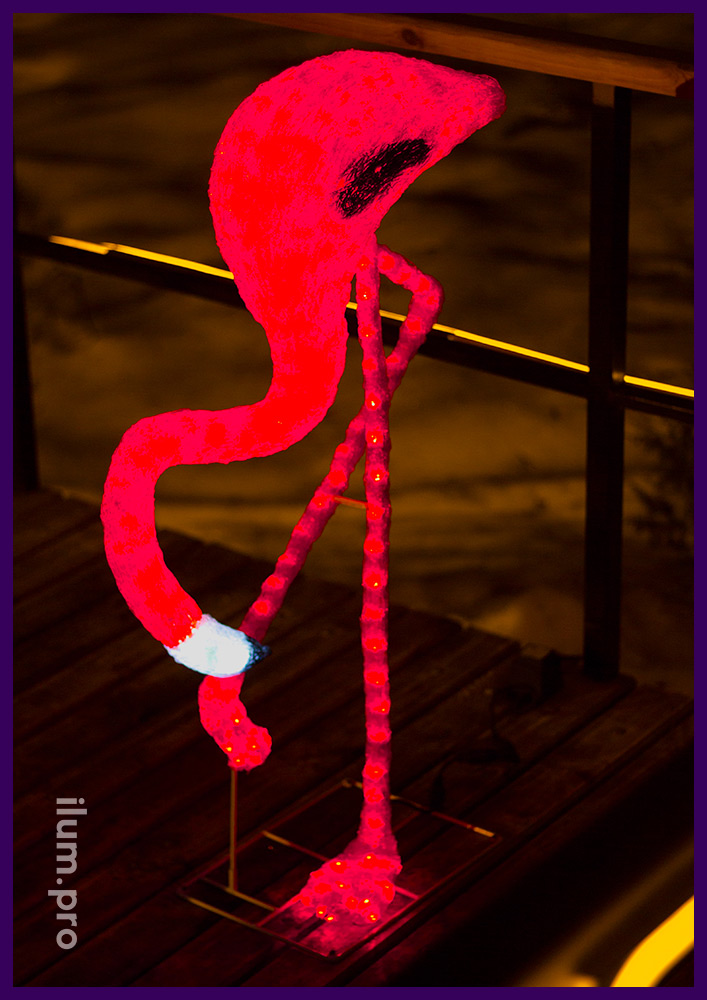 Розово-красный акриловый фламинго на улице, иллюминация для частных владений