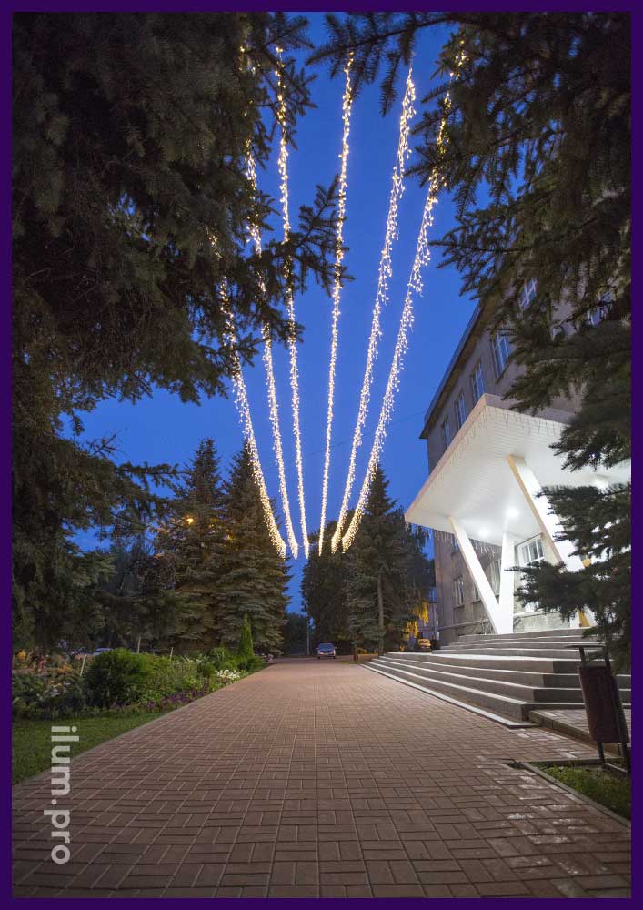 Светодиодная бахрома тёплых оттенков для создания звёздного неба над тротуаром в Павлово