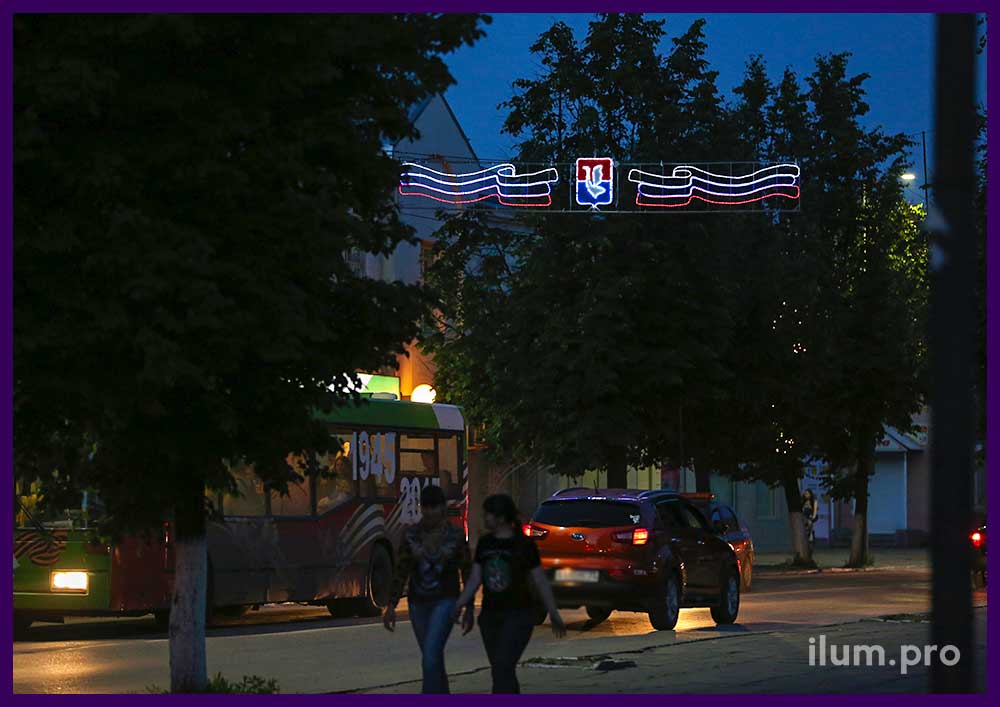 Праздничные световые консоли с разноцветными гирляндами для украшения городских дорог