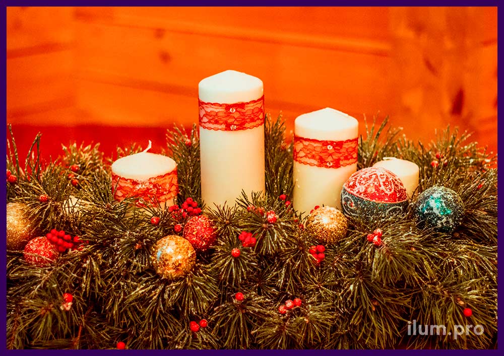 Хвойные декорации для интерьера на Новый год со свечами и игрушками
