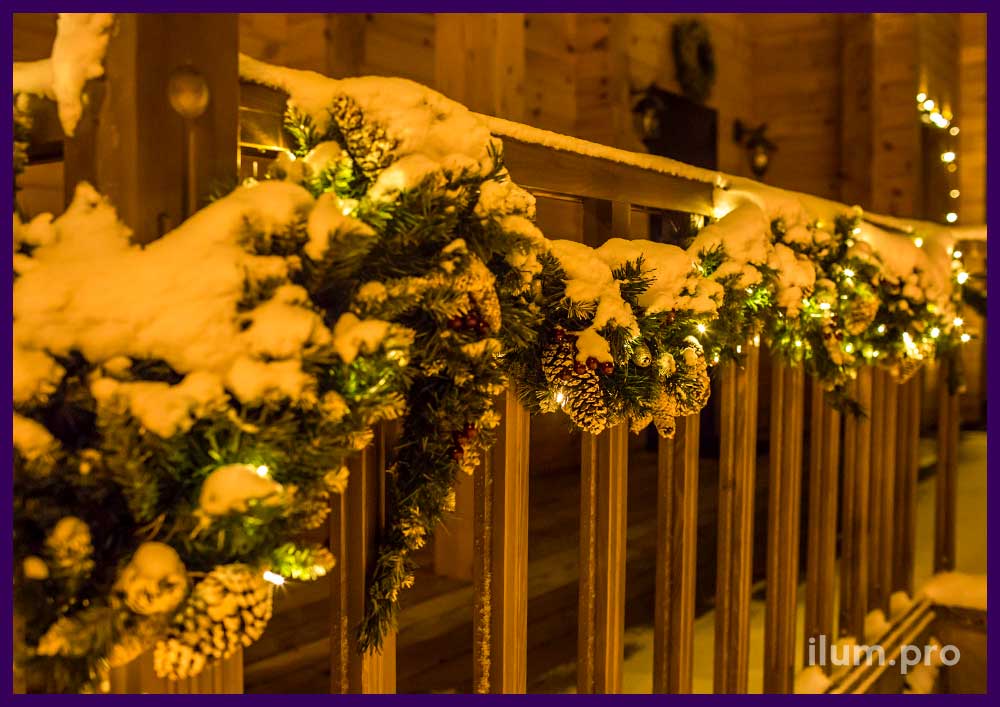 Украшение деревянного дома на Новый год с подсветкой гирляндами и декором хвоей