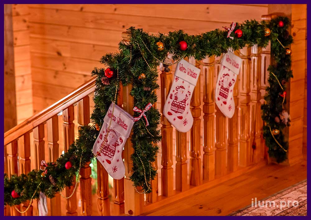 Новогоднее украшение лестницы в частном доме