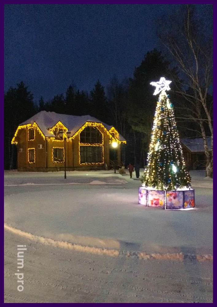 Пятиметровая уличная ель и дом с гирляндами на Новый год, украшение в Подмосковье