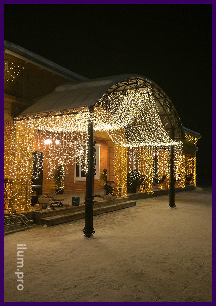 Новогоднее украшение фасада ресторана гирляндами, светодиодные занавесы и бахрома