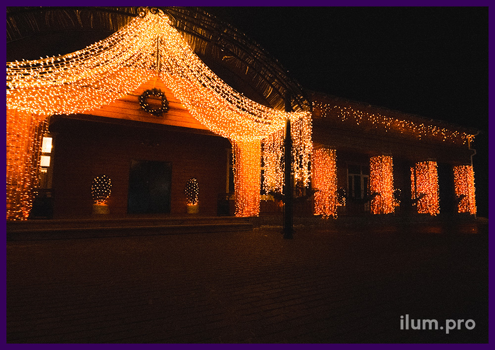Украшение фасада ресторана гирляндами на праздники, новогоднее освещение крыши и входа