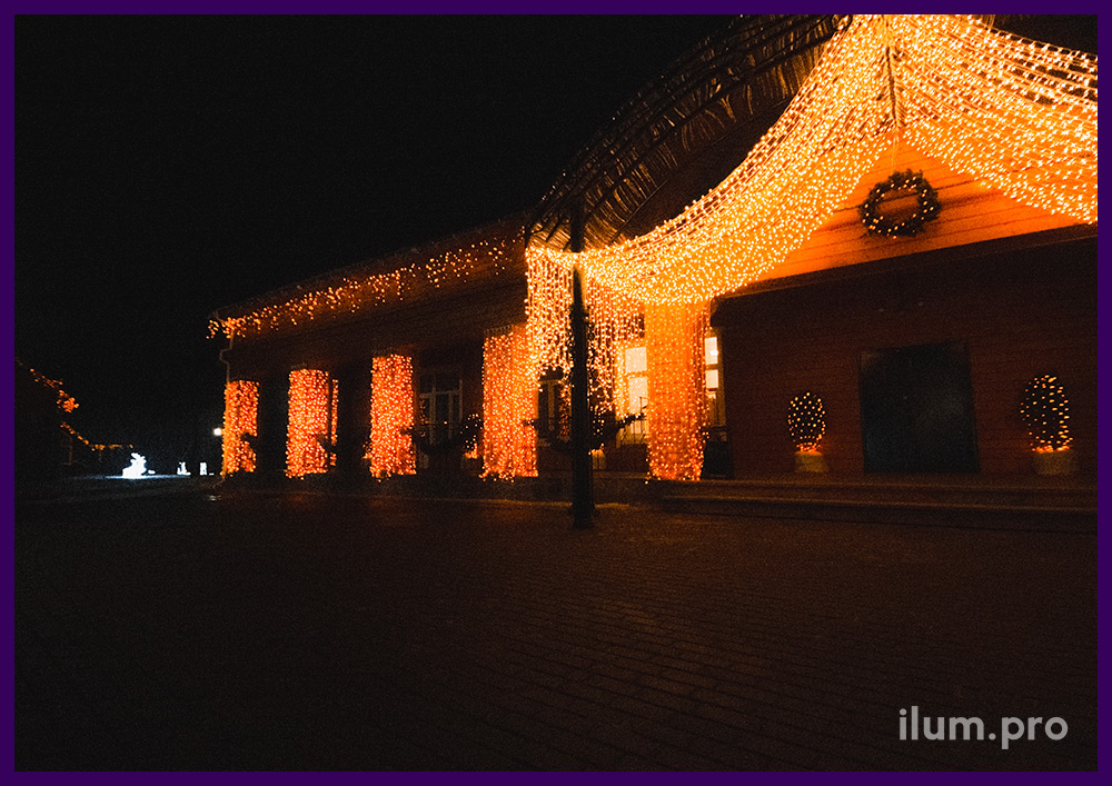 Освещение ресторана гирляндами на Новый год, украшение колонн и крыши иллюминацией