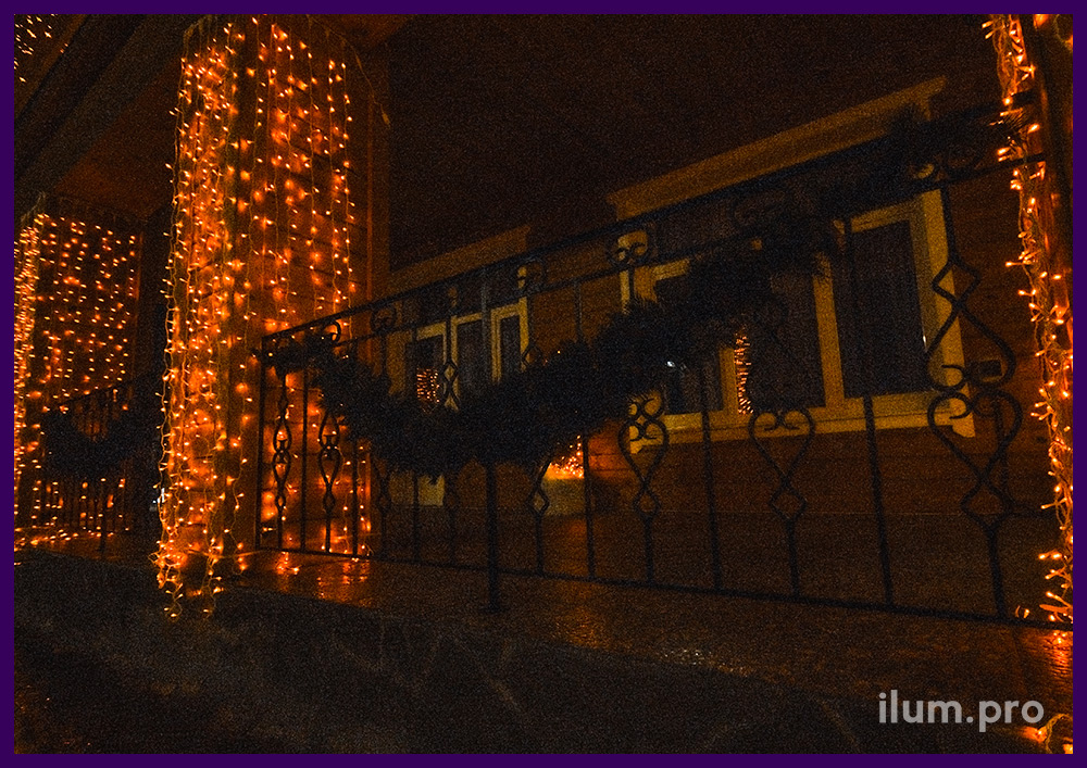 Световые занавесы на колоннах в ресторане, украшение фасада гирляндами на Новый год