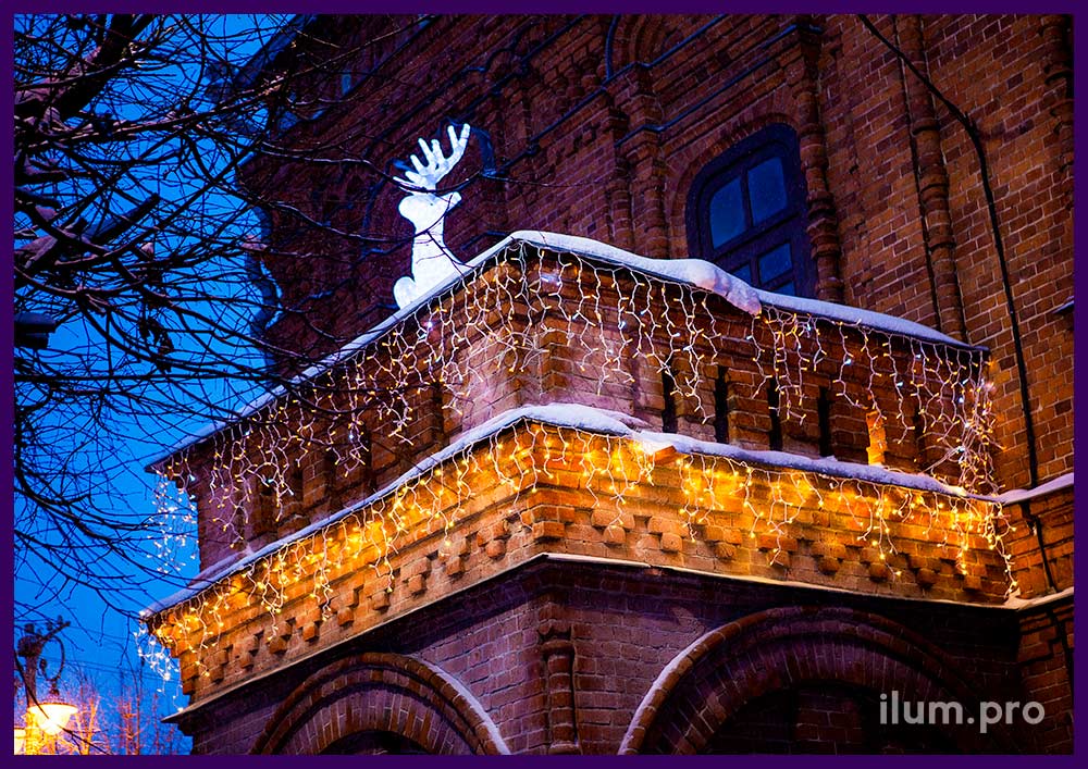 Гирлянды на фасаде здания на новогодней ярмарке, вход с иллюминацией разных цветов