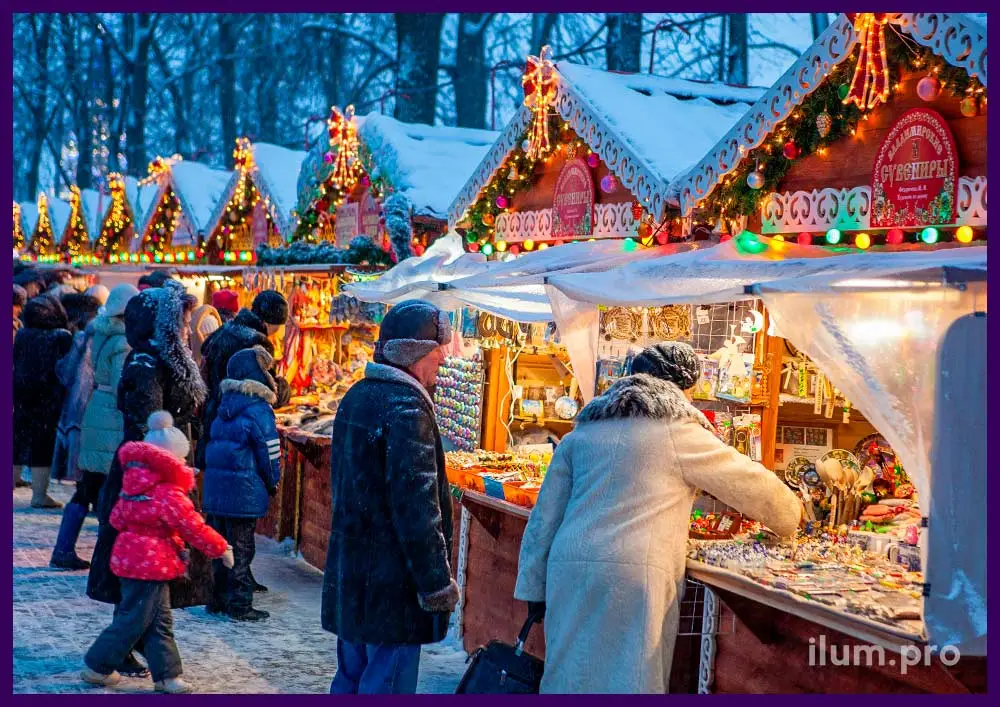 Рождественские домики шале на ярмарке во Владимире