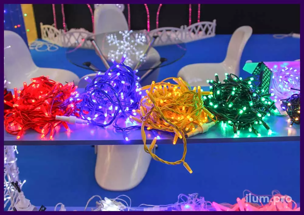 Светодиодные гирлянды разных цветов на цветном проводе