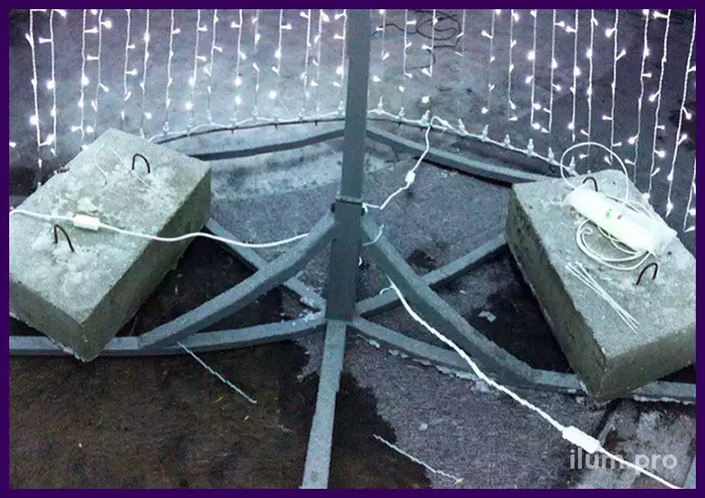Бетонные утяжелители на каркасе светодиодной ёлке из гирлянд и металла