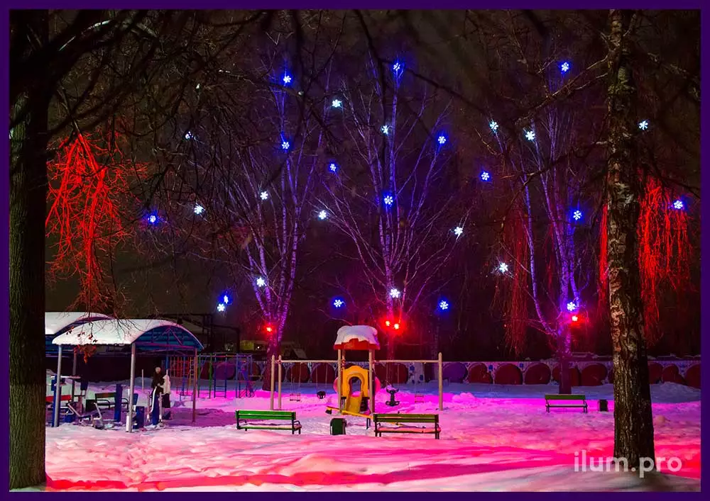 Оформление деревьев светодиодными снежинками и цветными прожекторами