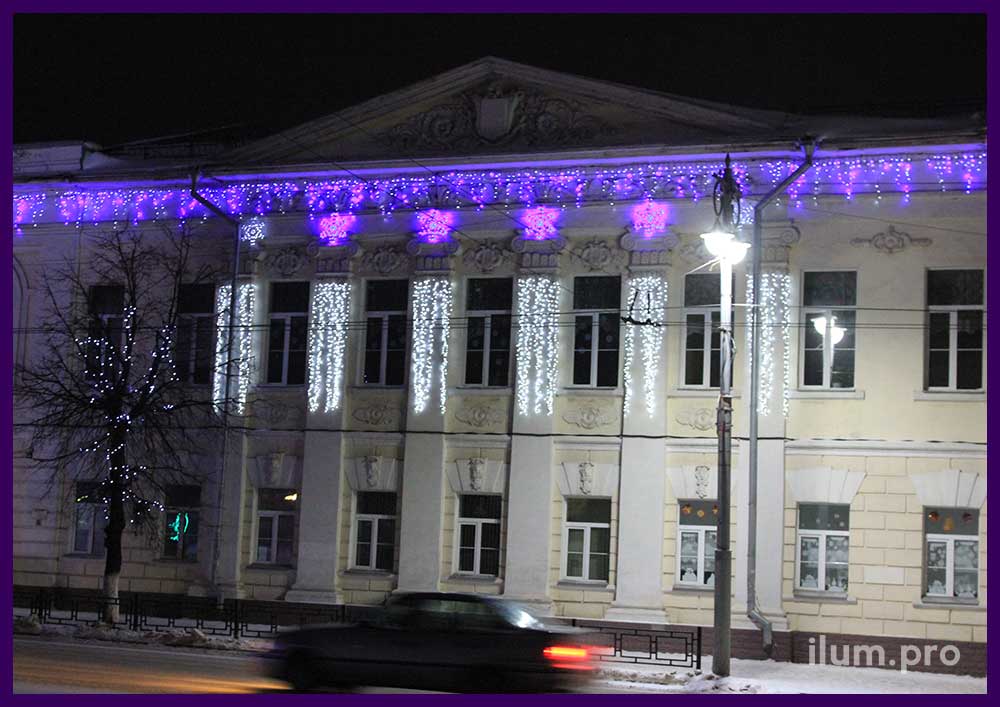 Световые гирлянды на школе белого и синего цветов - украшение фасада на Новый год