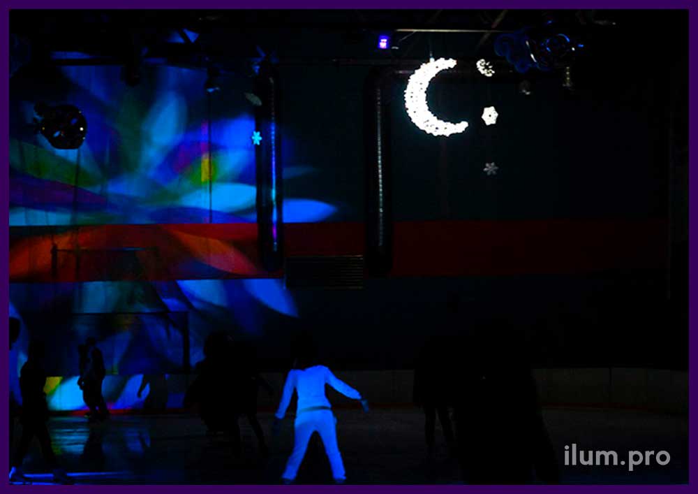 Подсветка катка светодиодной фигурой Месяц из разноцветных гирлянд