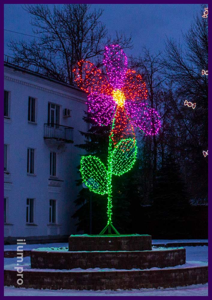 Украшение городской площади светодиодной фигурой цветка с гирляндами