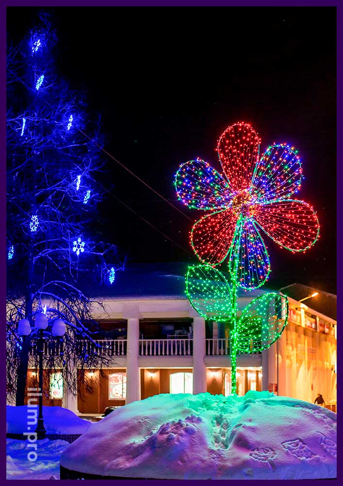 Высокий цветок из разноцветных LED гирлянд для украшения городской площади на праздники