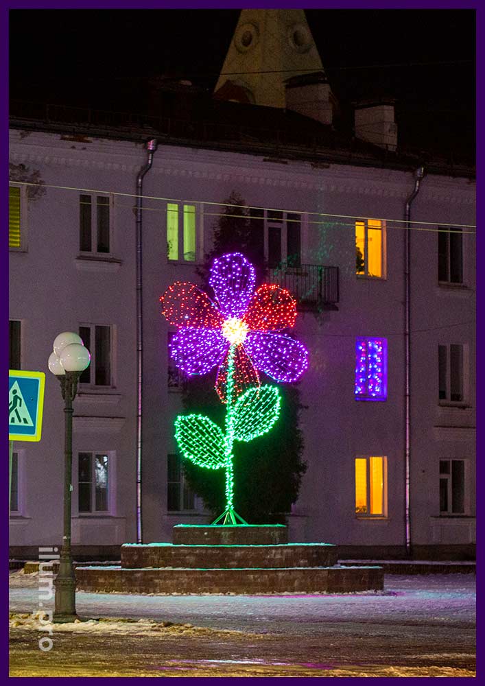 Цветок со светодиодными гирляндами на площади города во Владимирской области