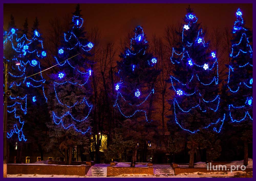 Подсветка деревьев гирляндами и мотивами из дюралайта, новогодняя иллюминация