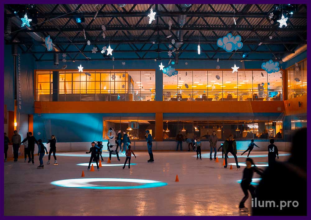 Подсветка ледовой арены светодиодными фигурами с гирляндами на Новый год