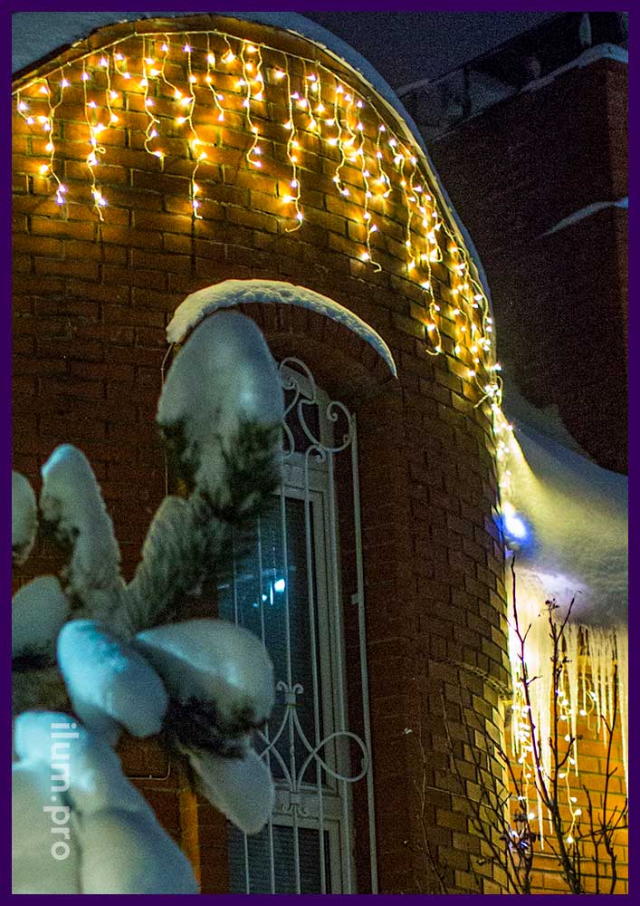 Тёплые гирлянды с защитой от осадков и мороза на крыше кирпичного дома во Владимирской области