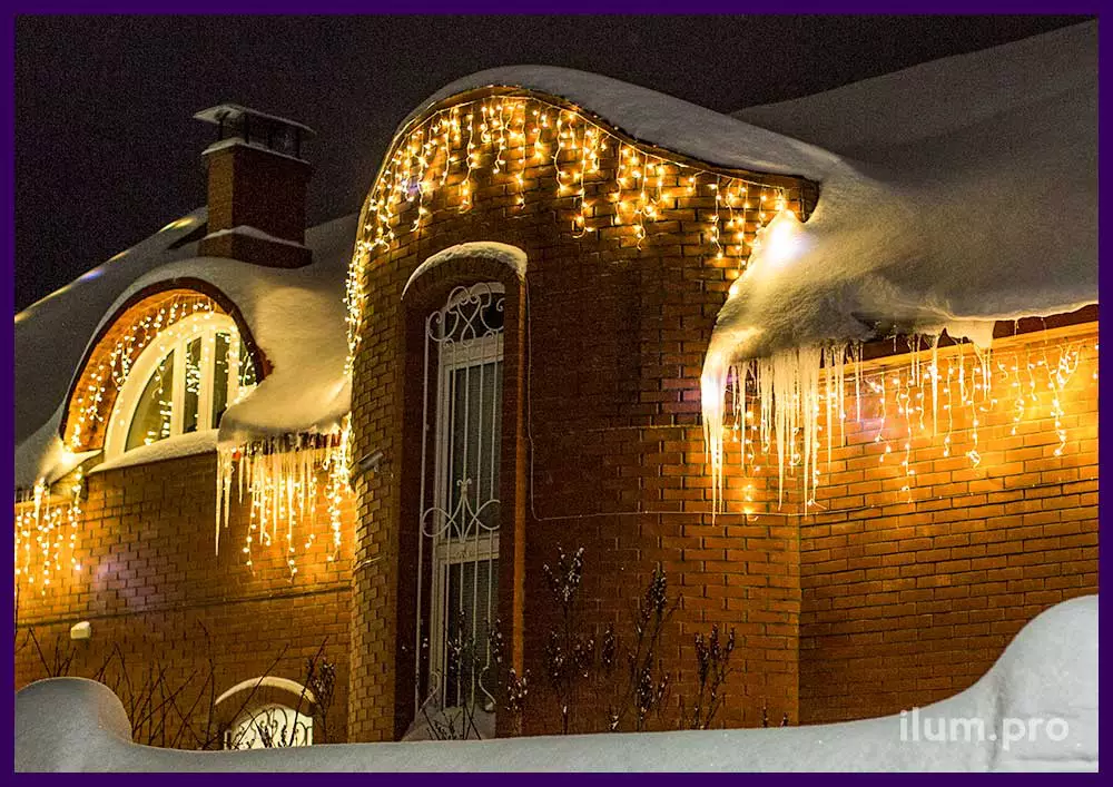 Тёпло-белая светодиодная бахрома на крыше частного дома во Владимирской области