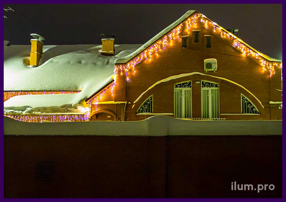 Новогодняя подсветка частного дома светодиодными гирляндами с защитой от осадков