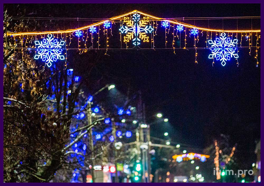 Новогодняя перетяжка с гирляндами и светящимися снежинками во Владимирской области